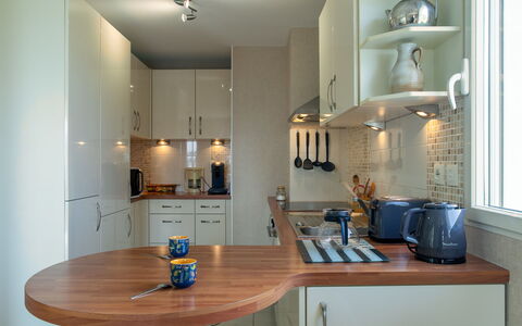Entre Port et Plages: Countertop, Køkken Apparat, Køkken, Cabinetry, Indretning, Møbel, Gulvbelægning, Større Bandage, Træ, Lysarmatur
