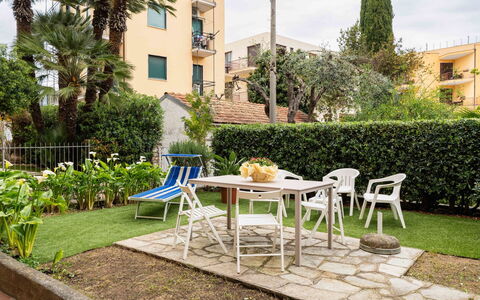 Casa del Mare: Møbel, Busk, Udendørs Møbler, Have, Stol, Skygge, Lawn, Gård, Backyard, Landscaping