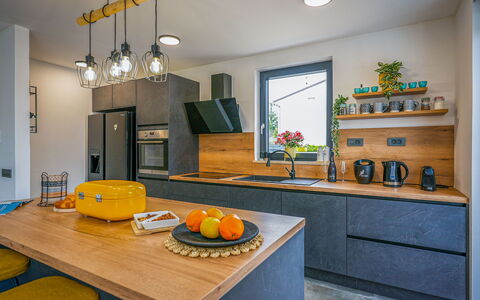 Villa Noel: Køkken, Countertop, Indretning, Træ, Møbel, Gulvbelægning, Cabinetry, Køkken Apparat, Loft, Husholdningsapparat