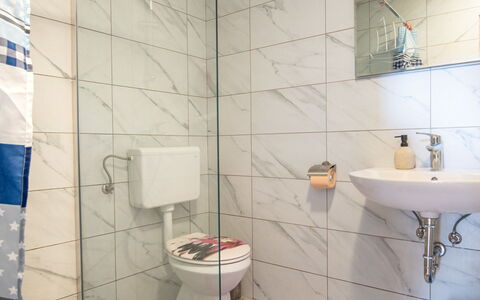 Adria: Toiletbræt, Toilet, Sanitærarmatur, Badeværelse, Gulvbelægning, Etage, Indretning, Vvs, Flise, Værelse