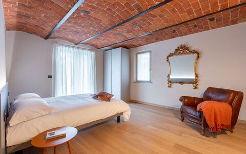 Cascina Luscai: Væg, Indretning, Træ, Gulvbelægning, Loft, Etage, Soveværelse, Møbel, Trægulve, Seng