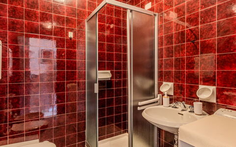 Al Molo: Gulvbelægning, Etage, Indretning, Sanitærarmatur, Loft, Vvs, Flise, Badeværelse, Værelse, Tap