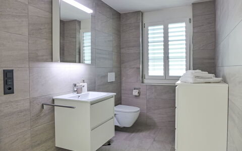Huus Chloster, Apt Niesen: Gulvbelægning, Etage, Badeværelse, Indretning, Sanitærarmatur, Væg, Håndvask, Badeværelsesvask, Toilet, Tap