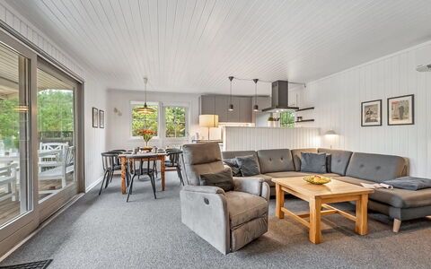 Brodde - 300M from the Sea: Møbel, Træ, Indretning, Couch, Gulvbelægning, Loft, Etage, Stue, Hjem, Værelse