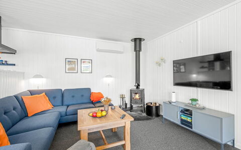 Brodde - 300M from the Sea: Træ, Indretning, Loft, Møbel, Gulvbelægning, Hjem, Stue, Couch, Etage, Belysning