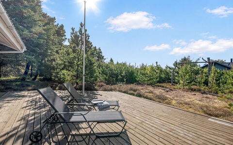 Brodde - 300M from the Sea: Udendørs Møbler, Trægulve, Dæk, Hårdttræ, Sollys, Skygge, Stol, Planke, Have, Landscaping