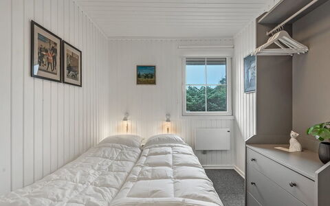 Brodde - 300M from the Sea: Blå, Svømmepøl, Møbel, Udendørs Møbler, Udvej, Stol, Skygge, Eco Hotel, Blomsterkrukke