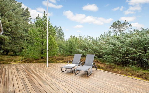 Brodde - 300M from the Sea: Blå, Svømmepøl, Møbel, Udendørs Møbler, Udvej, Stol, Skygge, Eco Hotel, Blomsterkrukke