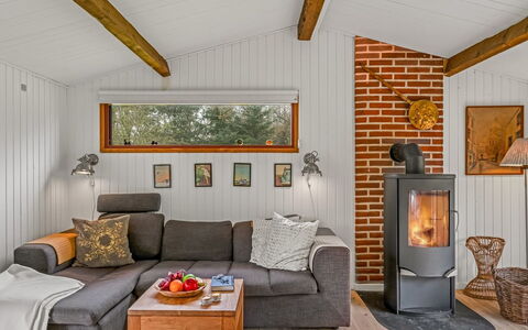 Thorvor - 400M from the Sea: Træ, Gulvbelægning, Møbel, Indretning, Couch, Etage, Hearth, Stue, Værelse, Loft