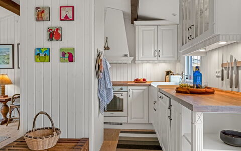 Thorvor - 400M from the Sea: Indretning, Køkken, Møbel, Countertop, Loft, Gulvbelægning, Lysarmatur, Cabinetry, Hjem, Værelse
