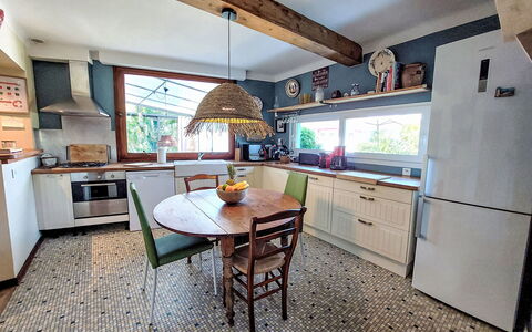 Villa Salut L'Artiste: Møbel, Køkken, Indretning, Countertop, Gulvbelægning, Træ, Etage, Loft, Cabinetry, Køkken Apparat