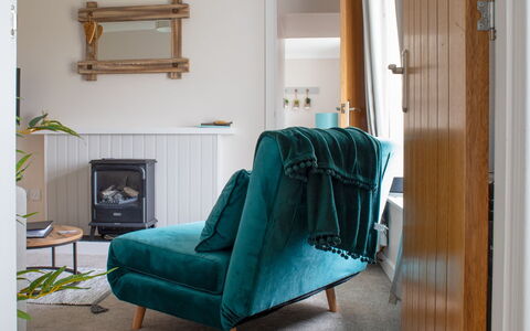 Taigh Mhurdaidh: Møbel, Træ, Indretning, Cabinetry, Køkken, Gulvbelægning, Countertop, Skab, Værelse, Bejdse
