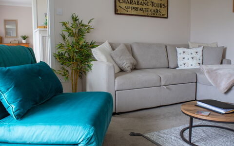 Taigh Mhurdaidh: Møbel, Træ, Indretning, Cabinetry, Køkken, Gulvbelægning, Countertop, Skab, Værelse, Bejdse