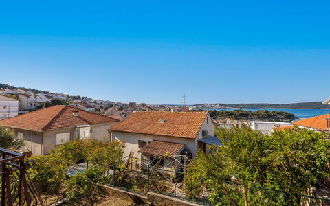 Trogir 162: Møbel, Træ, Indretning, Cabinetry, Køkken, Gulvbelægning, Countertop, Skab, Værelse, Bejdse