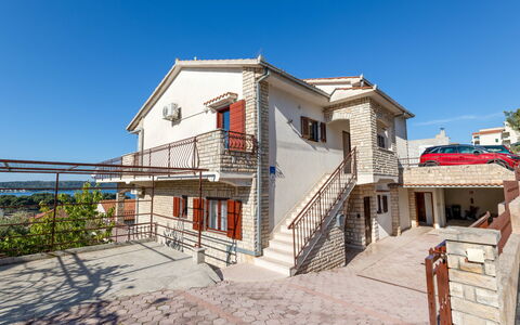 Trogir 162: Møbel, Træ, Indretning, Cabinetry, Køkken, Gulvbelægning, Countertop, Skab, Værelse, Bejdse