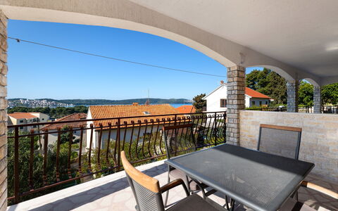 Trogir 162: Møbel, Træ, Indretning, Cabinetry, Køkken, Gulvbelægning, Countertop, Skab, Værelse, Bejdse