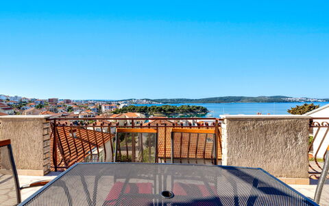 Trogir 162: Møbel, Træ, Indretning, Cabinetry, Køkken, Gulvbelægning, Countertop, Skab, Værelse, Bejdse