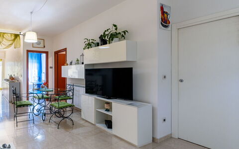 Calella: Møbel, Træ, Indretning, Cabinetry, Køkken, Gulvbelægning, Countertop, Skab, Værelse, Bejdse