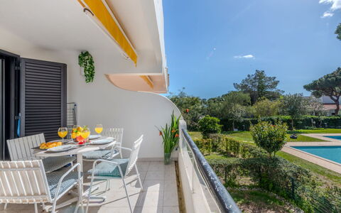 Solar Dos Pinheiros: Møbel, Træ, Indretning, Cabinetry, Køkken, Gulvbelægning, Countertop, Skab, Værelse, Bejdse