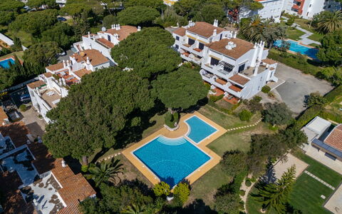 Solar Dos Pinheiros: Møbel, Træ, Indretning, Cabinetry, Køkken, Gulvbelægning, Countertop, Skab, Værelse, Bejdse