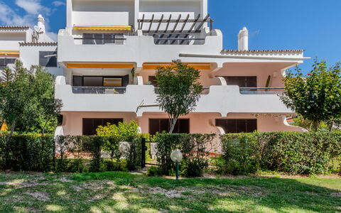 Solar Dos Pinheiros: Møbel, Træ, Indretning, Cabinetry, Køkken, Gulvbelægning, Countertop, Skab, Værelse, Bejdse