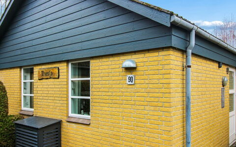 Felicia - 200M from the Sea: Bygning, Hus, Vindue, Hjem, Tag, Boligområde, Busk, Sommerhus, Land Lot