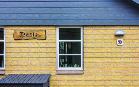 Felicia - 200M from the Sea: Bygning, Hus, Vindue, Hjem, Tag, Boligområde, Busk, Sommerhus, Land Lot