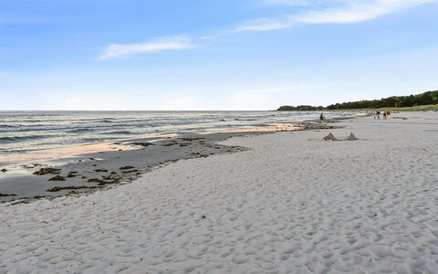 Felicia - 200M from the Sea: Bygning, Hus, Vindue, Hjem, Tag, Boligområde, Busk, Sommerhus, Land Lot