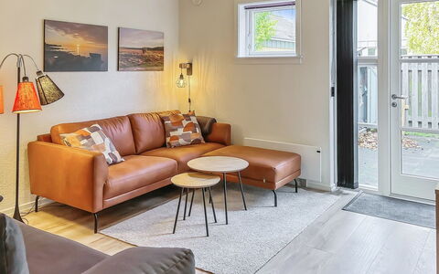 Felicia - 200M from the Sea: Couch, Gulvbelægning, Træ, Indretning, Stue, Etage, Møbel, Hjem, Trægulve