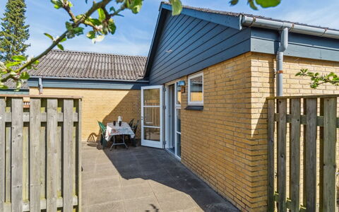 Felicia - 200M from the Sea: Bygning, Hus, Vindue, Hjem, Tag, Boligområde, Busk, Sommerhus, Land Lot