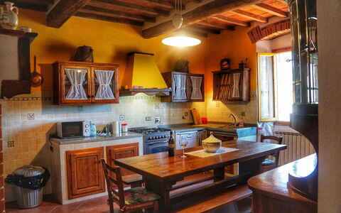 Agriturismo Casa Da Pietro: Møbel, Indretning, Gulvbelægning, Køkken, Træ, Etage, Loft, Cabinetry, Værelse, Bord