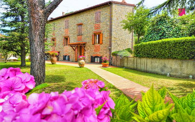 Agriturismo Casa Da Pietro: Have, Estate, Landscaping, Lawn, Gård, Hacienda, Backyard, Villa, Mansion, Stuehus