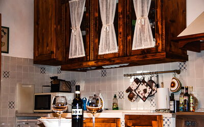 Ettore: Træ, Indretning, Køkken, Cabinetry, Belysning, Møbel, Countertop, Brun, Lysarmatur, Værelse
