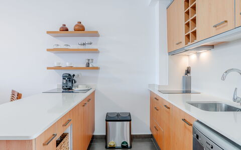 Las Dunas Oliva Nova: Countertop, Køkken, Cabinetry, Indretning, Gulvbelægning, Møbel, Træ, Køkken Apparat, Etage, Hjem