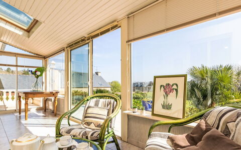 Martin: Boligområde, Busk, Tag, Hjem, Sommerhus, Indkørsel, Estate, Sidespor, Landscaping, Gård