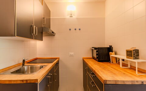 Vallesinella: Countertop, Køkken, Gulvbelægning, Cabinetry, Indretning, Etage, Træ, Loft, Køkken Apparat, Større Bandage