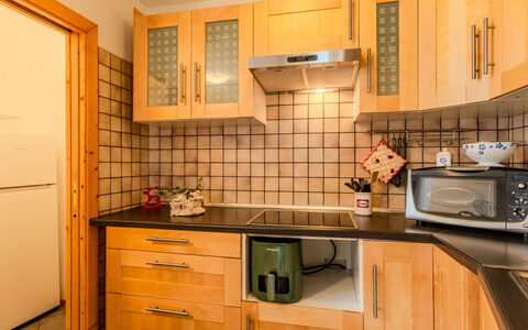 Corticella Alta: Køkken, Countertop, Køkken Apparat, Møbel, Cabinetry, Træ, Indretning, Større Bandage, Gulvbelægning, Belysning