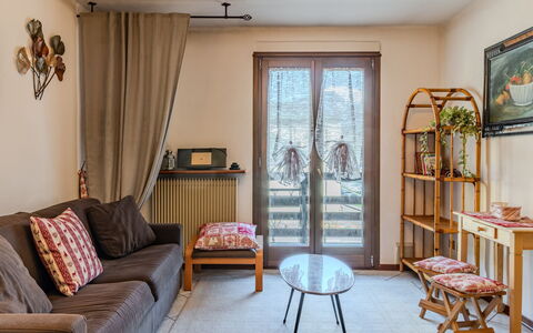 La Meridiana: Boligområde, Busk, Tag, Hjem, Sommerhus, Indkørsel, Estate, Sidespor, Landscaping, Gård