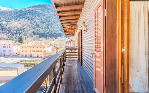 La Meridiana: Boligområde, Busk, Tag, Hjem, Sommerhus, Indkørsel, Estate, Sidespor, Landscaping, Gård