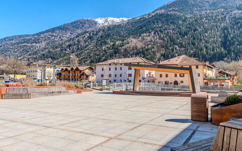 La Meridiana: Boligområde, Busk, Tag, Hjem, Sommerhus, Indkørsel, Estate, Sidespor, Landscaping, Gård