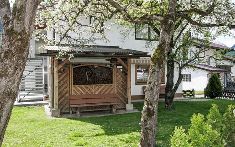 Manuel: Træ, Hus, Hjem, Sommerhus, Dør, Veranda, Have, Skygge, Gård, Estate