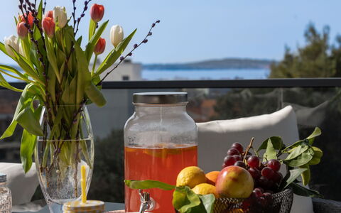 Giny: Bordservice, Mad, Serveware, Drinkware, Bord, Møbel, Frugt, Afskaarne Blomster, Blomsterkrukke, Ingrediens