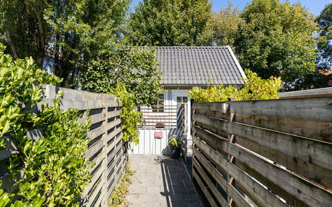 Residence Domburg: Busk, Have, Hjem, Hegn, Backyard, Sidespor, Skygge, Home Fencing, Landscaping, Gård