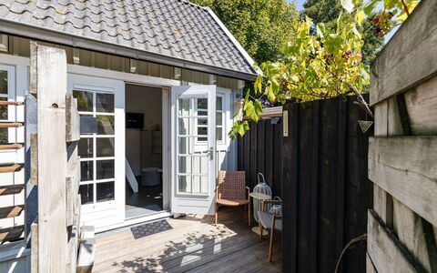 Residence Domburg: Træ, Dør, Hjem, Kompositmateriale, Sommerhus, Blomsterkrukke, Dæk, Udendørs Møbler, Hårdttræ, Veranda