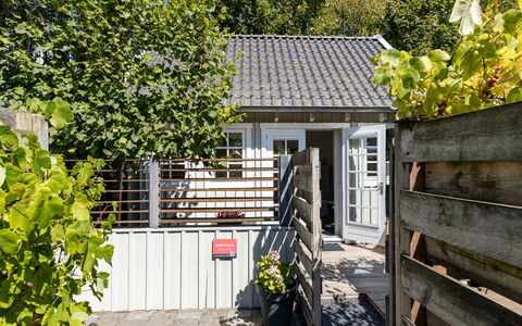 Residence Domburg: Hus, Busk, Hjem, Dør, Blomsterkrukke, Sommerhus, Skygge, Have, Sidespor
