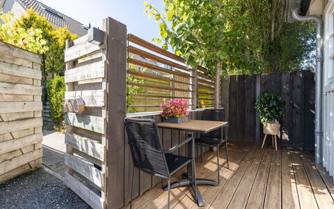 Residence Domburg: Træ, Møbel, Udendørs Møbler, Hårdttræ, Dæk, Planke, Blomsterkrukke, Bejdse, Have, Backyard
