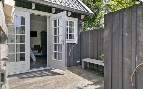 Residence Domburg: Træ, Dør, Hjem, Sidespor, Sommerhus, Kompositmateriale, Veranda, Hårdttræ, Udendørs Møbler, Dæk