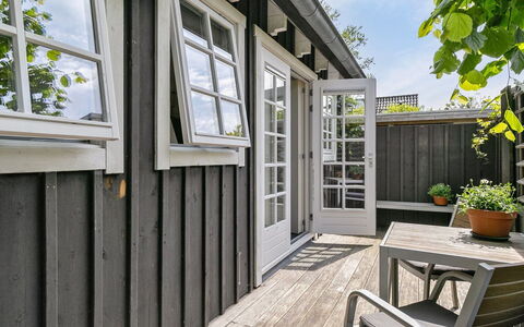 Residence Domburg: Træ, Dør, Hjem, Møbel, Kompositmateriale, Hårdttræ, Planke, Dæk, Bejdse, Stol