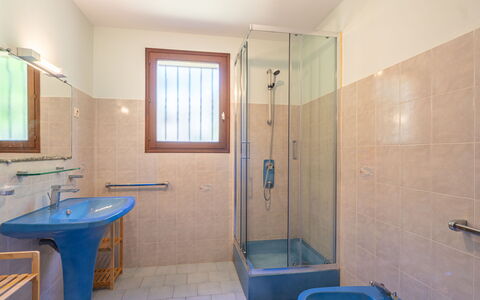 Les 2 Plages: Gulvbelægning, Etage, Sanitærarmatur, Indretning, Badeværelse, Tap, Vvs, Håndvask, Badeværelsesvask, Loft