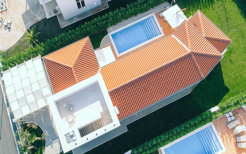 Fordaliso: Boligområde, Svømmepøl, Hjem, Hus, Tag, Arkitektur, Estate, Kompositmateriale, Udvej, Eco Hotel